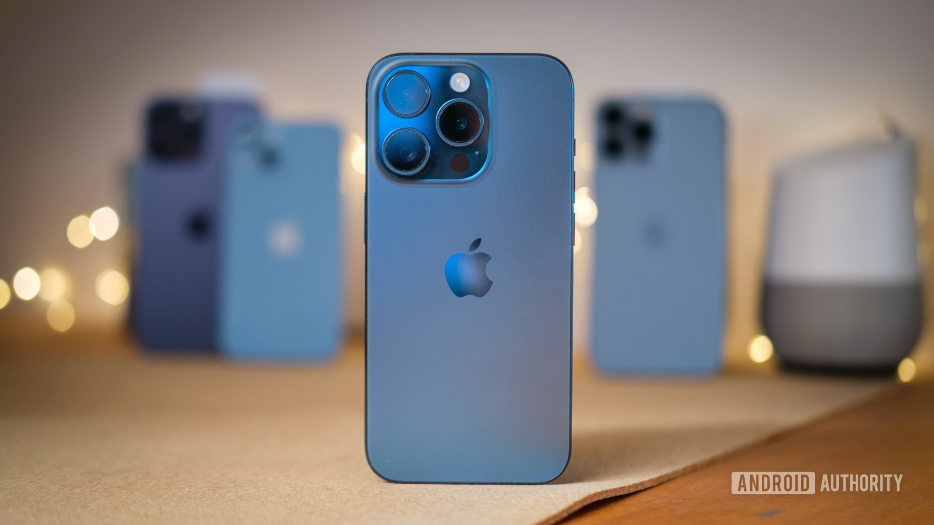 Apple iPhone 15 Pro com iPhones mais antigos em segundo plano