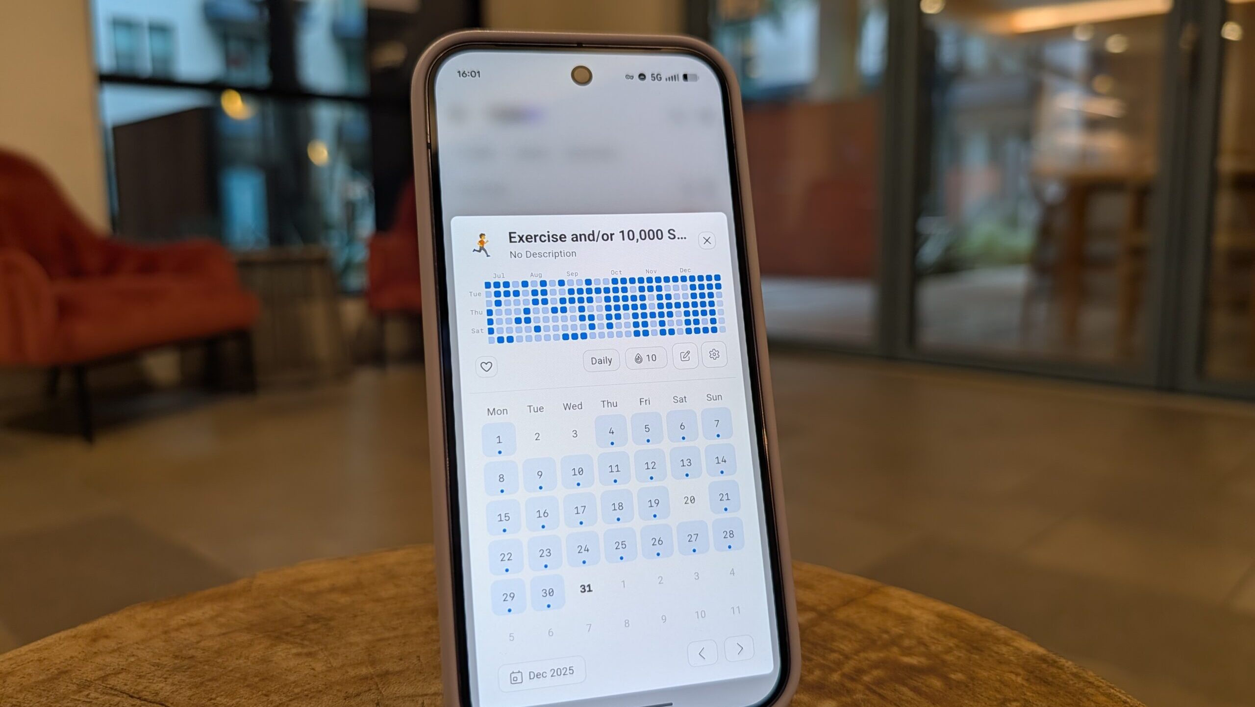 Google Pixel 10 mostrando visualização mensal do progresso do rastreamento de hábitos do aplicativo HabitKit Google Pixel 10 mostrando visualização mensal do progresso do rastreamento de hábitos do aplicativo HabitKit