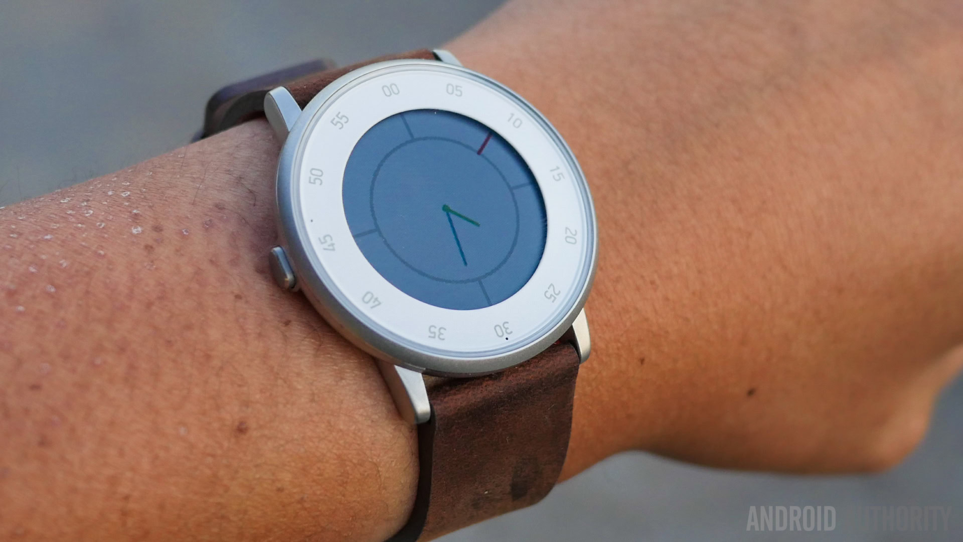 Algu&eacute;m usando um Pebble Time Round.