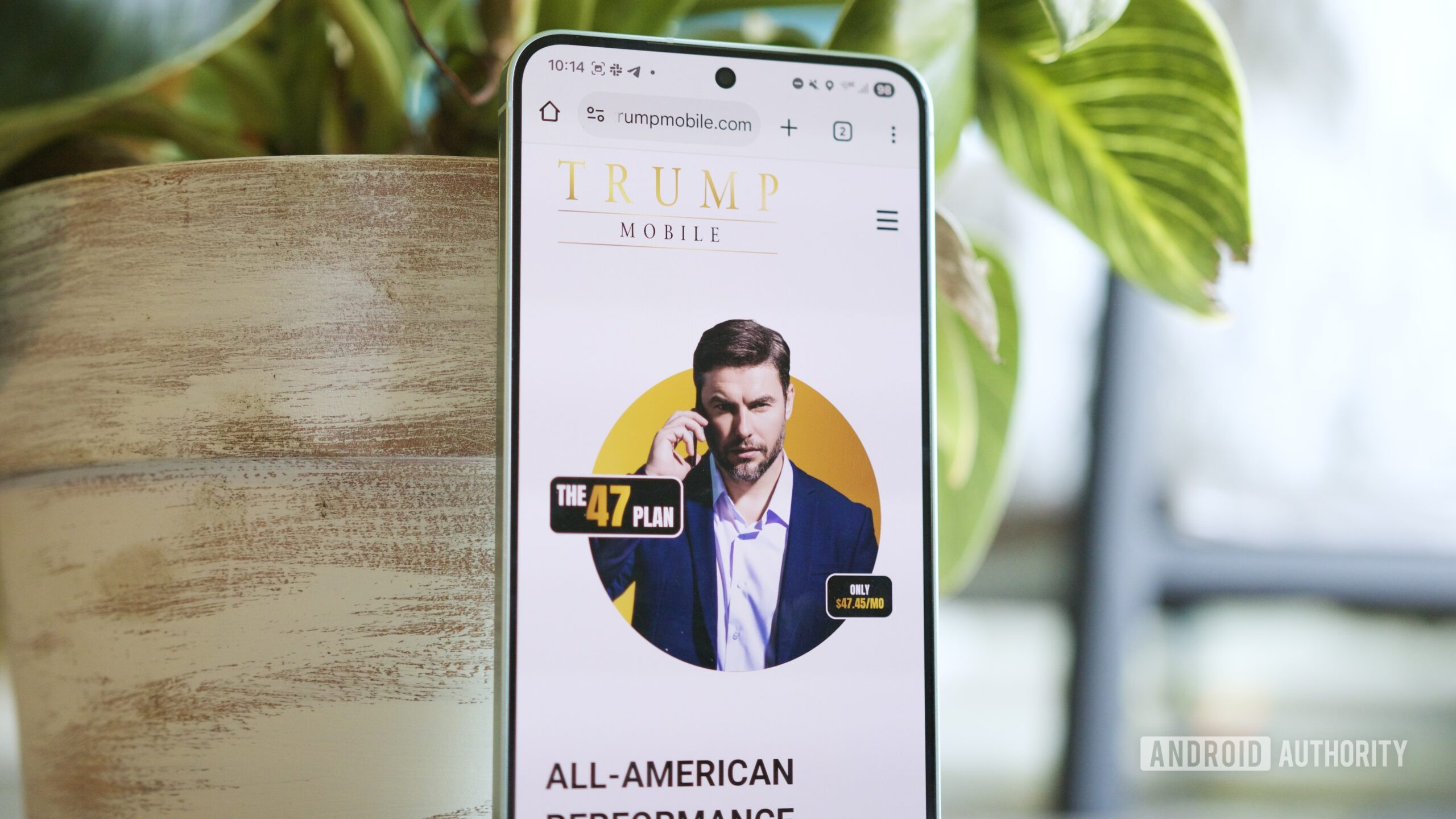 O site Trump Mobile em um telefone Android.