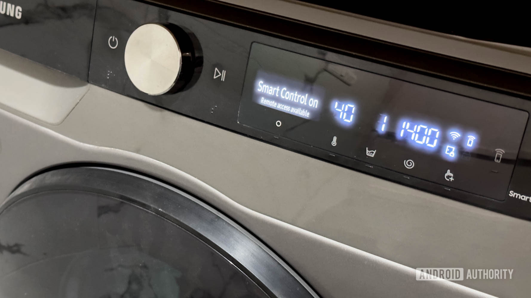 M&aacute;quina de lavar e secar roupa Samsung mostrando status de controle inteligente