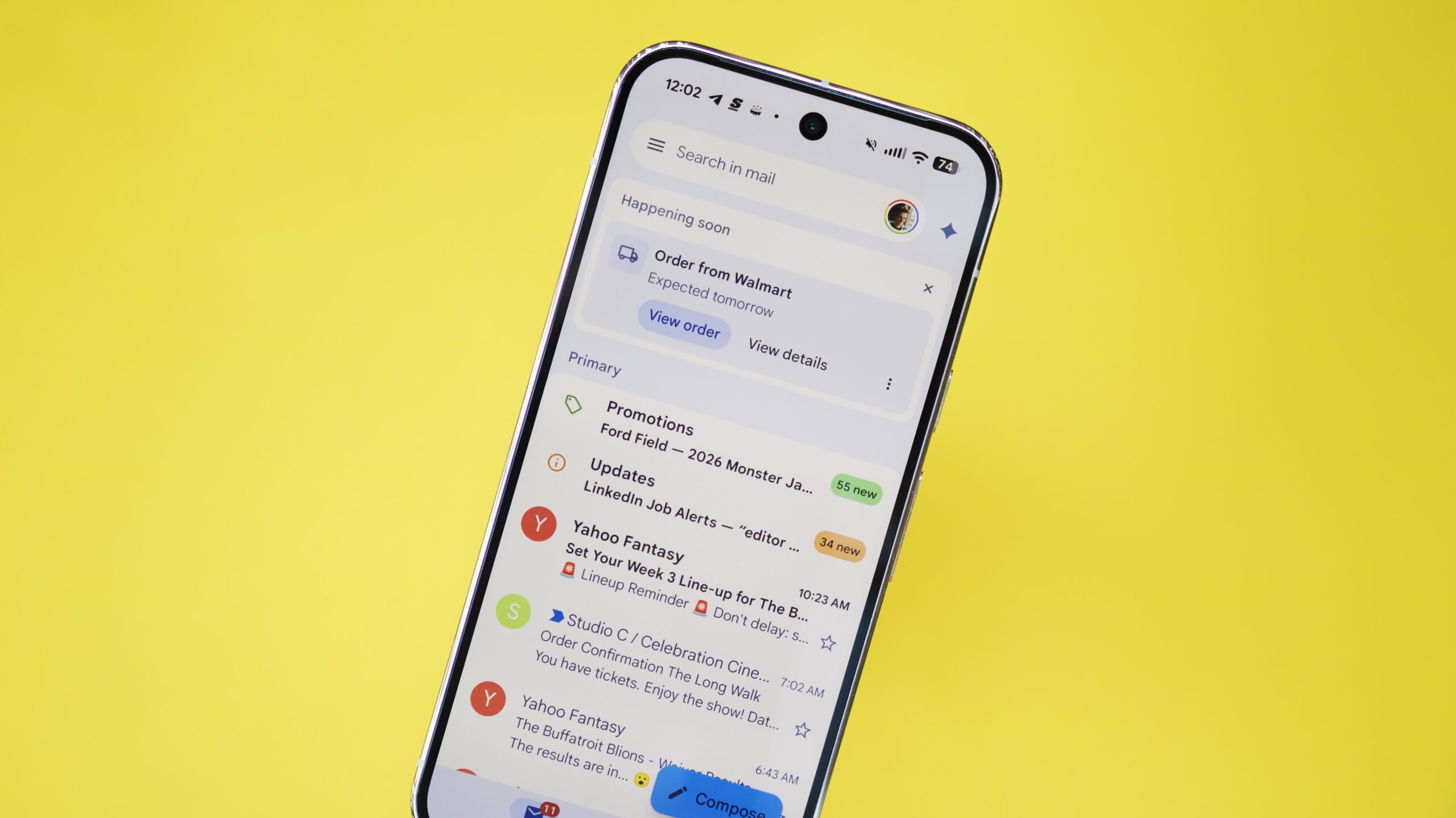 O aplicativo Gmail em execu&ccedil;&atilde;o em um smartphone Pixel, com um fundo amarelo atr&aacute;s dele.
