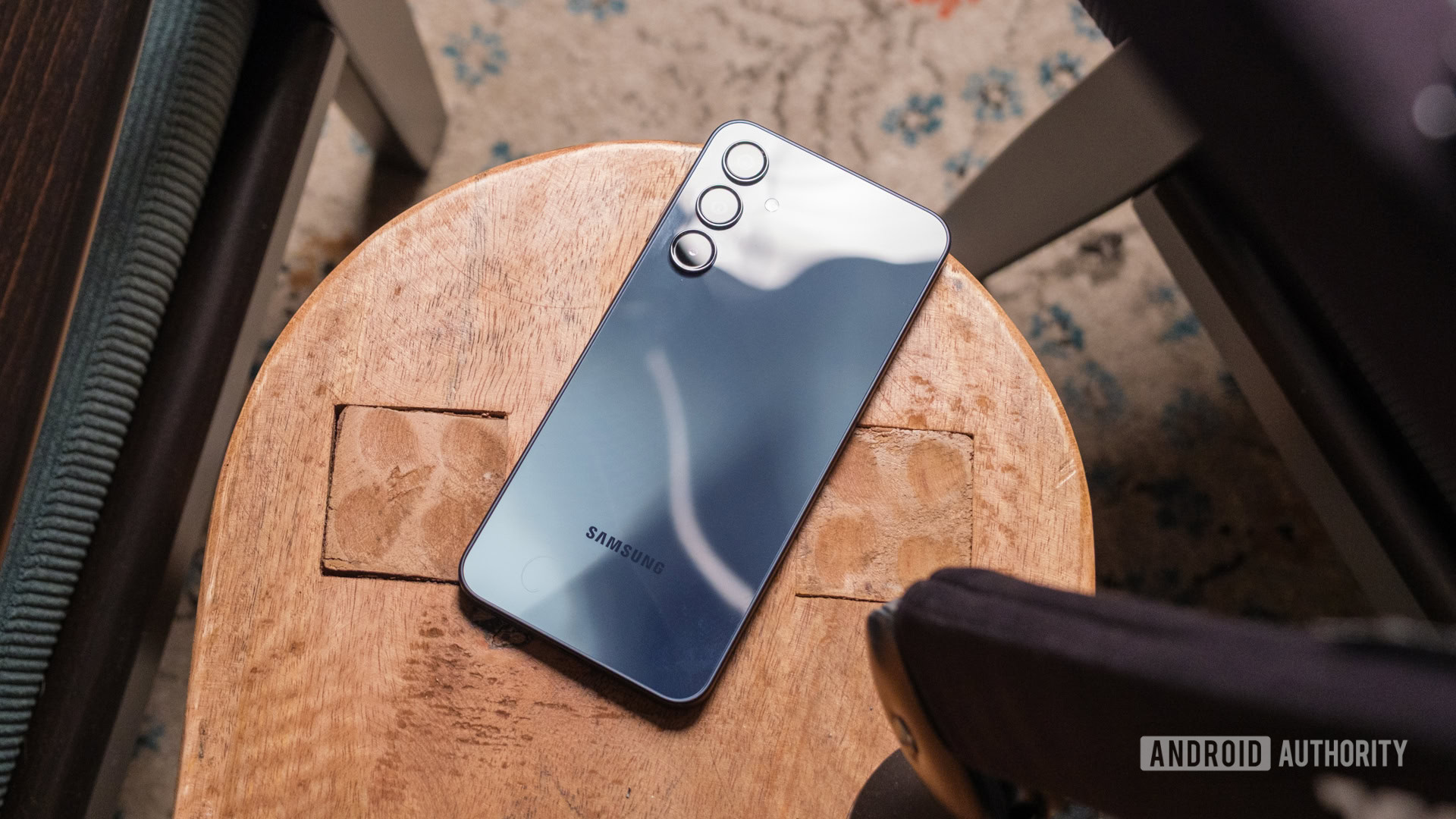 Samsung Galaxy A16 5G brilhante sob luzes Samsung Galaxy A16 5G brilhante sob luzes