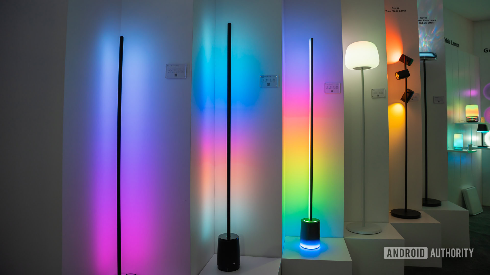 Candeeiro de p&eacute; Govee 3 no meio, com outros modelos nas laterais 2