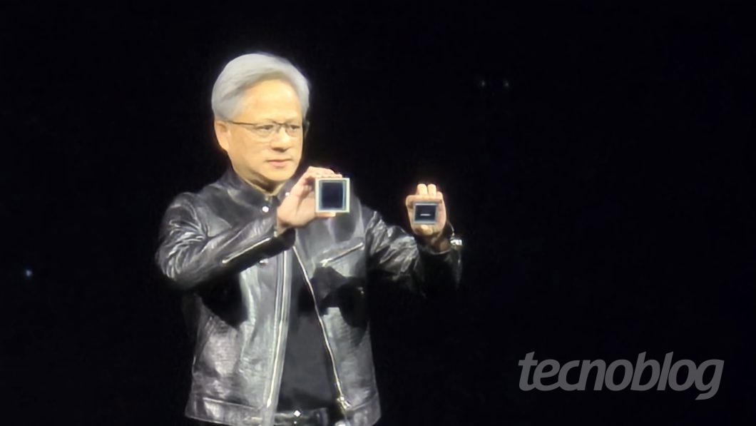 Homem segura um chip em cada m&atilde;o