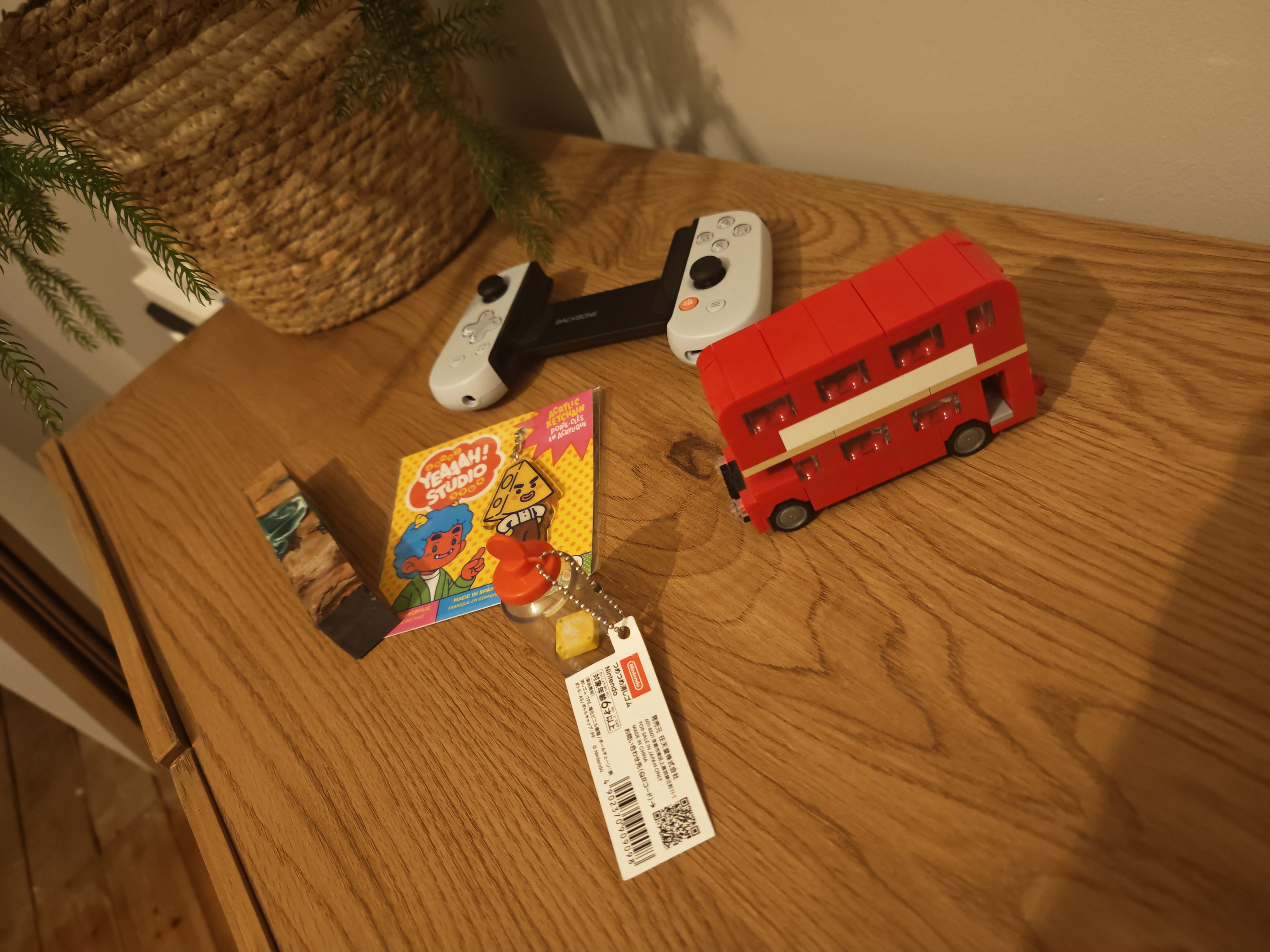 Honor Magic 8 Pro camera sample artificial light toys