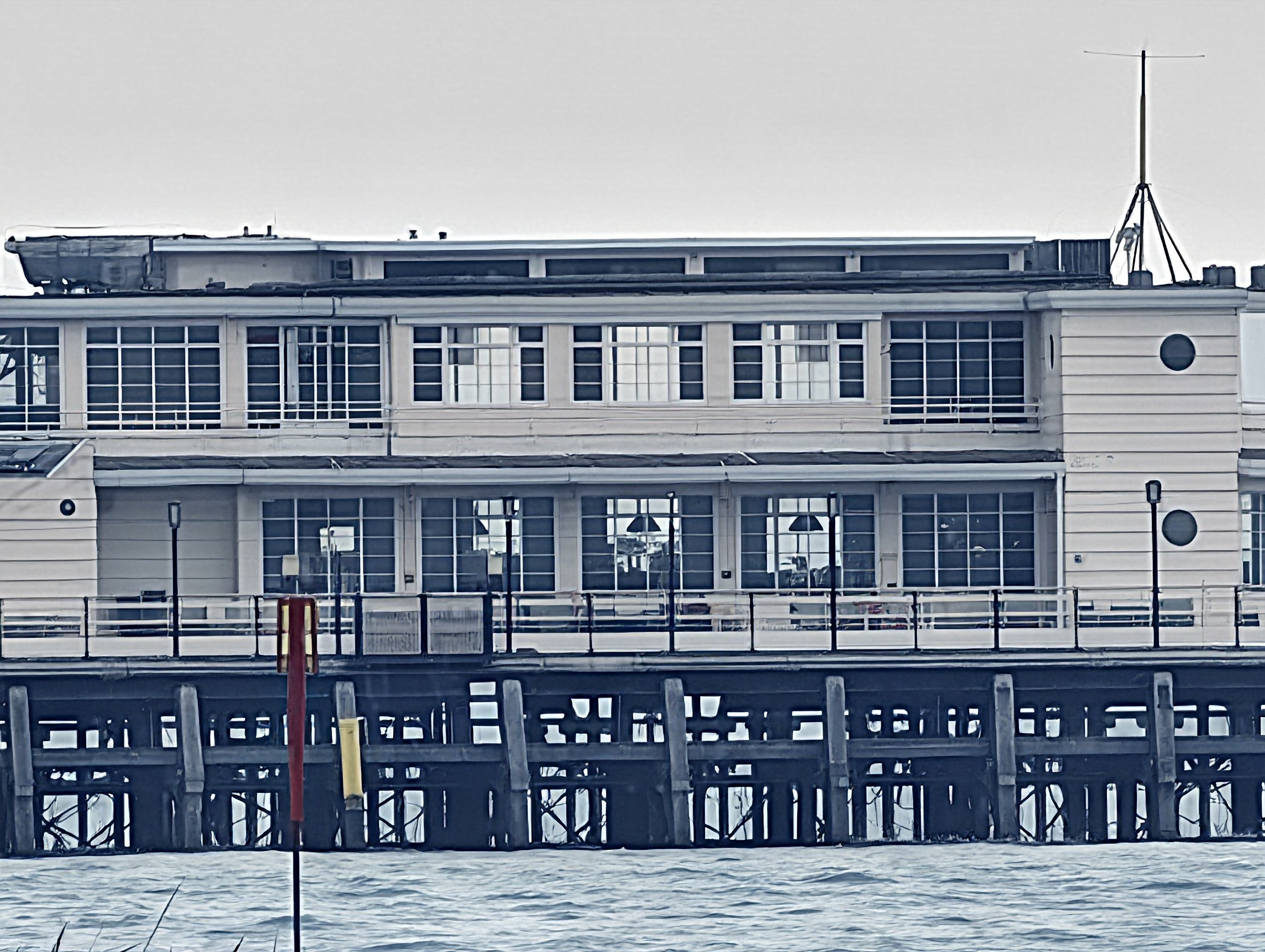 Honor Magic 8 Pro camera sample 100x zoom east pier