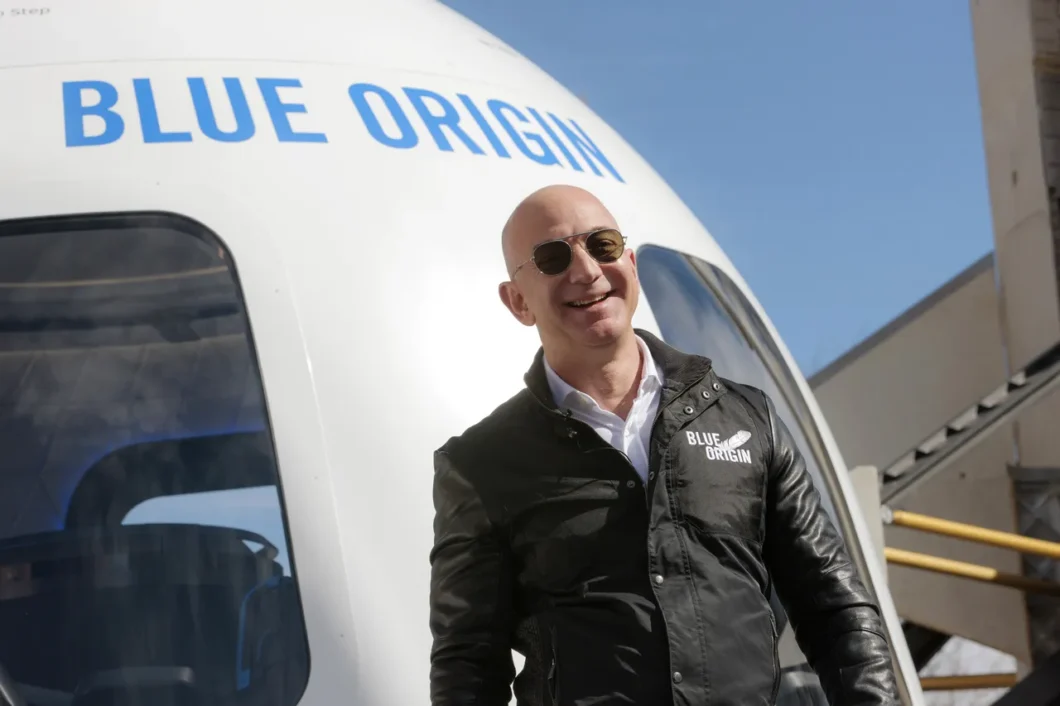 Imagem de Jeff Bezos em frente de uma das capsulas da Blue Origin