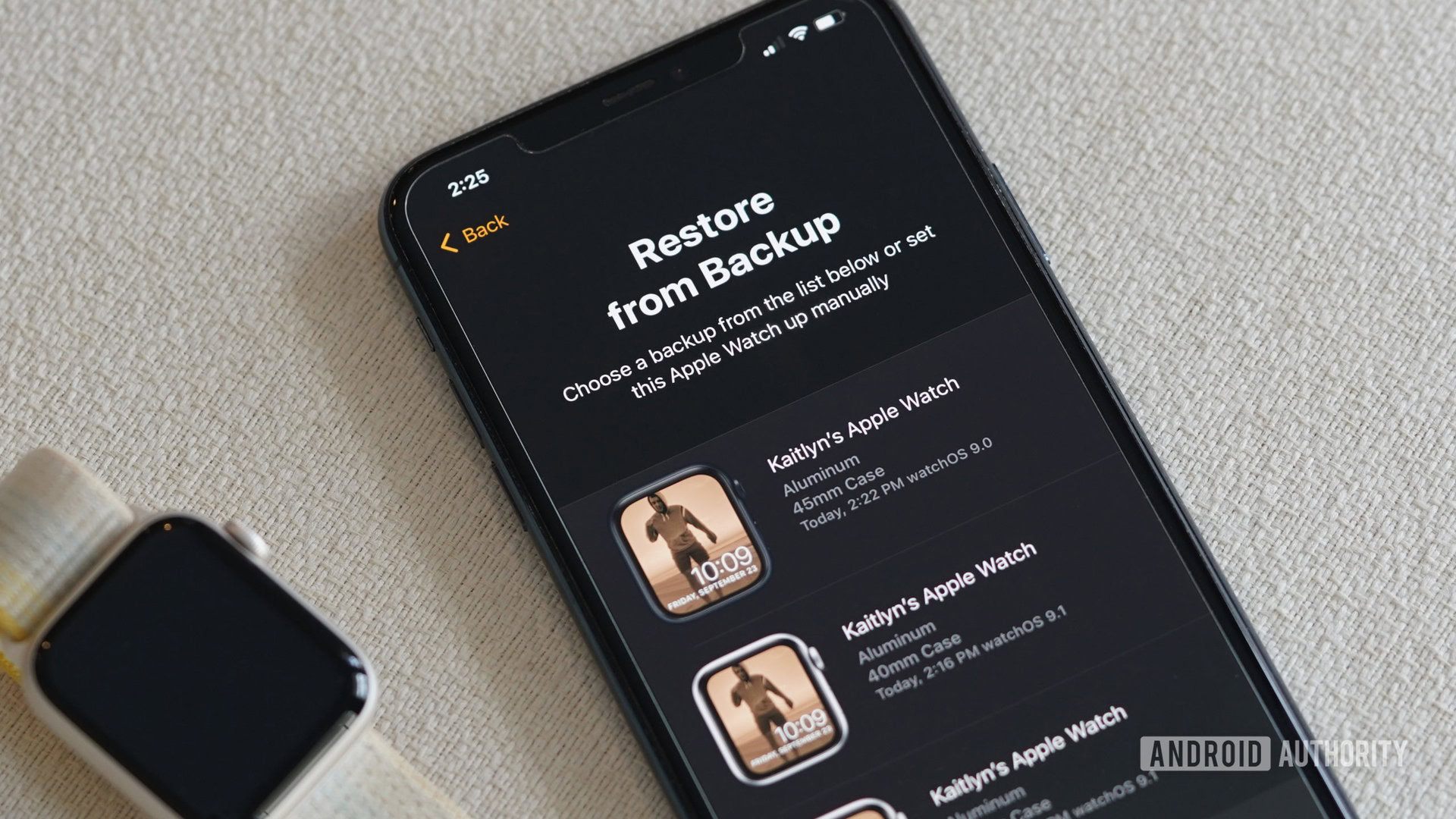Um usu&aacute;rio do Apple Watch seleciona qual backup restaurar.
