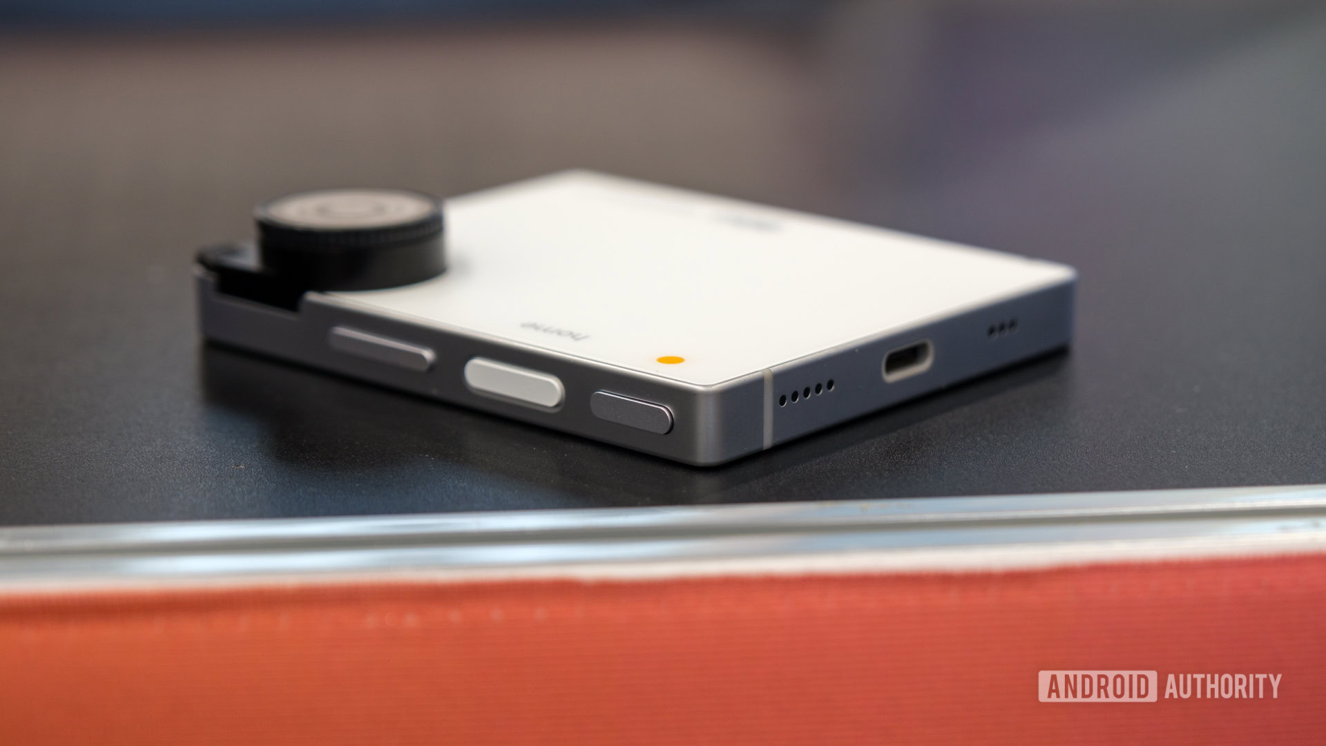 iKKO Mind One edge na mesa