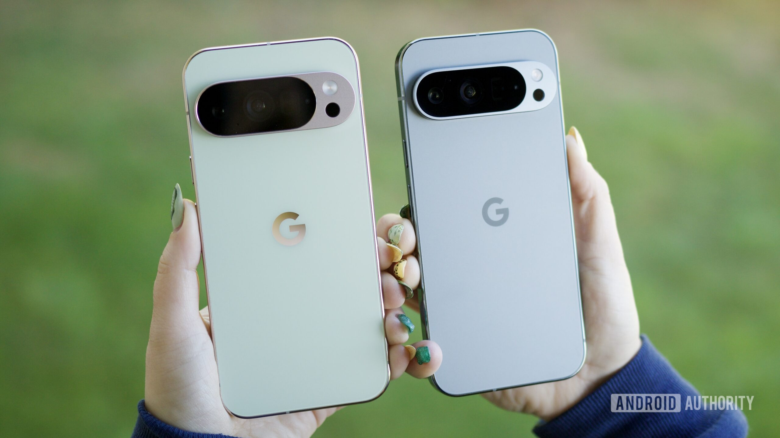 Google Pixel 10 Pro vs Pixel 9 Pro Comparação de Câmera Hero 5 Alguém segurando o Pixel 10 Pro e o Pixel 9 Pro, mostrando a parte traseira dos telefones.