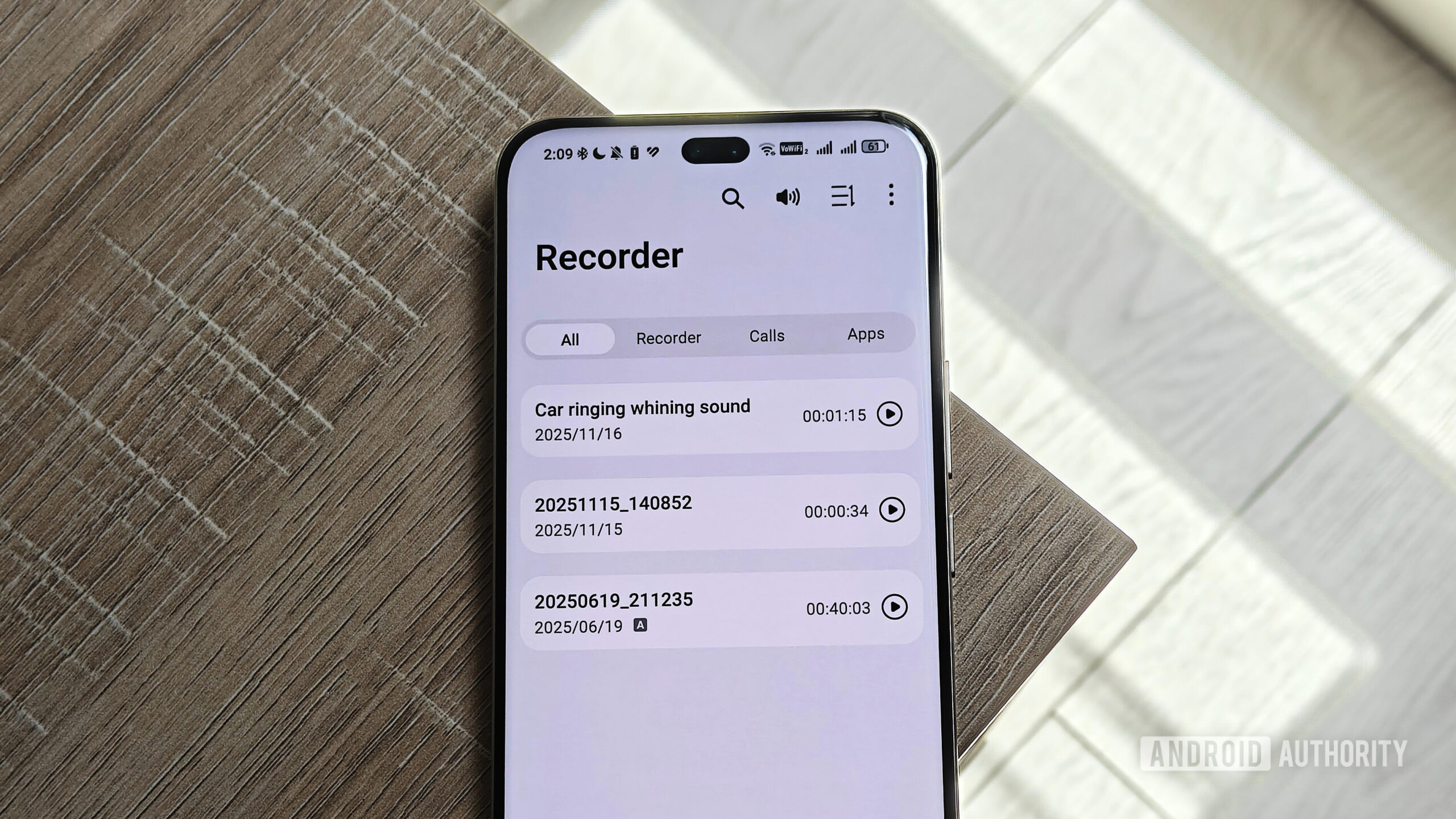 arquivos de &aacute;udio em um telefone Android em uma mesa