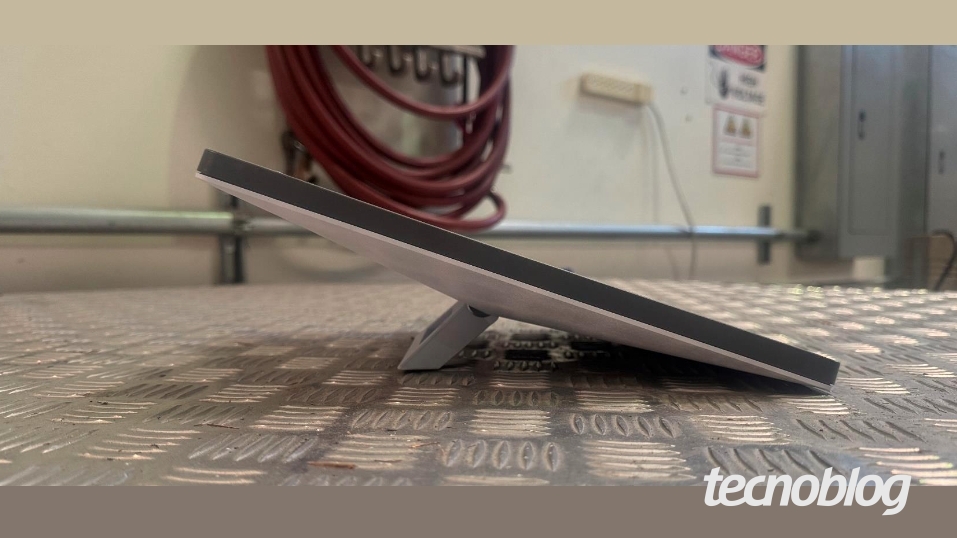 Antena Starlink Mini vista lateralmente (imagem: Felipe Freitas/Tecnoblog)