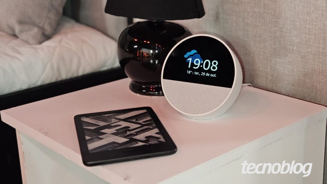 Echo Spot e Kindle 2024 (Imagem: Laura Canal/Tecnoblog)