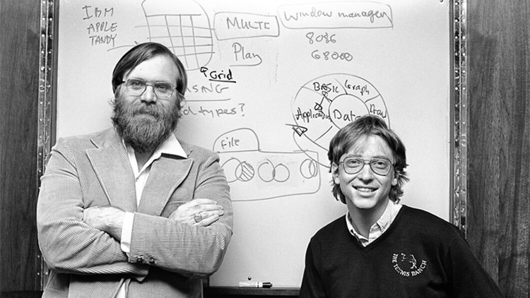 Fotografia em preto e branco de Paul Allen e Bill Gates lado a lado, quando eram mais jovens.
