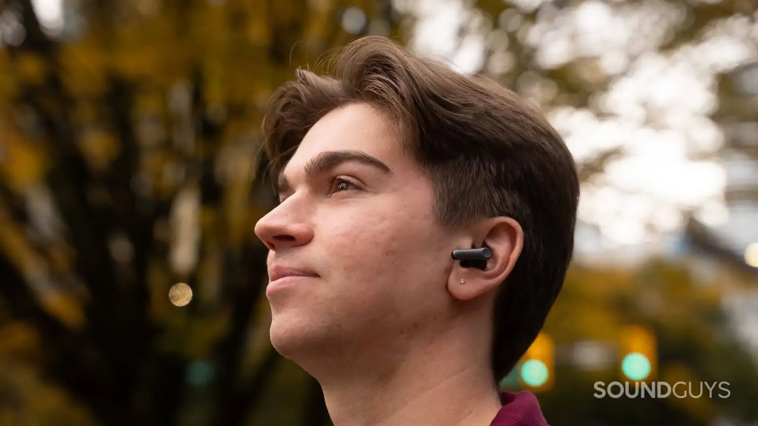 Homem usando fones de ouvido EarFun Air Pro 4 Plus