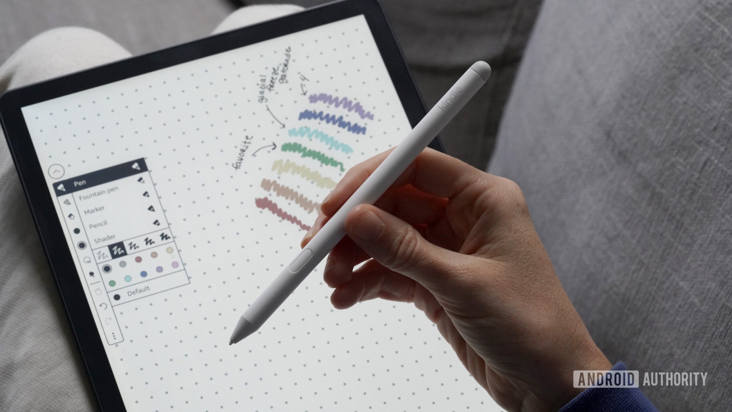 O Kindle Scribe Colorsoft vem com uma caneta de bom desempenho.