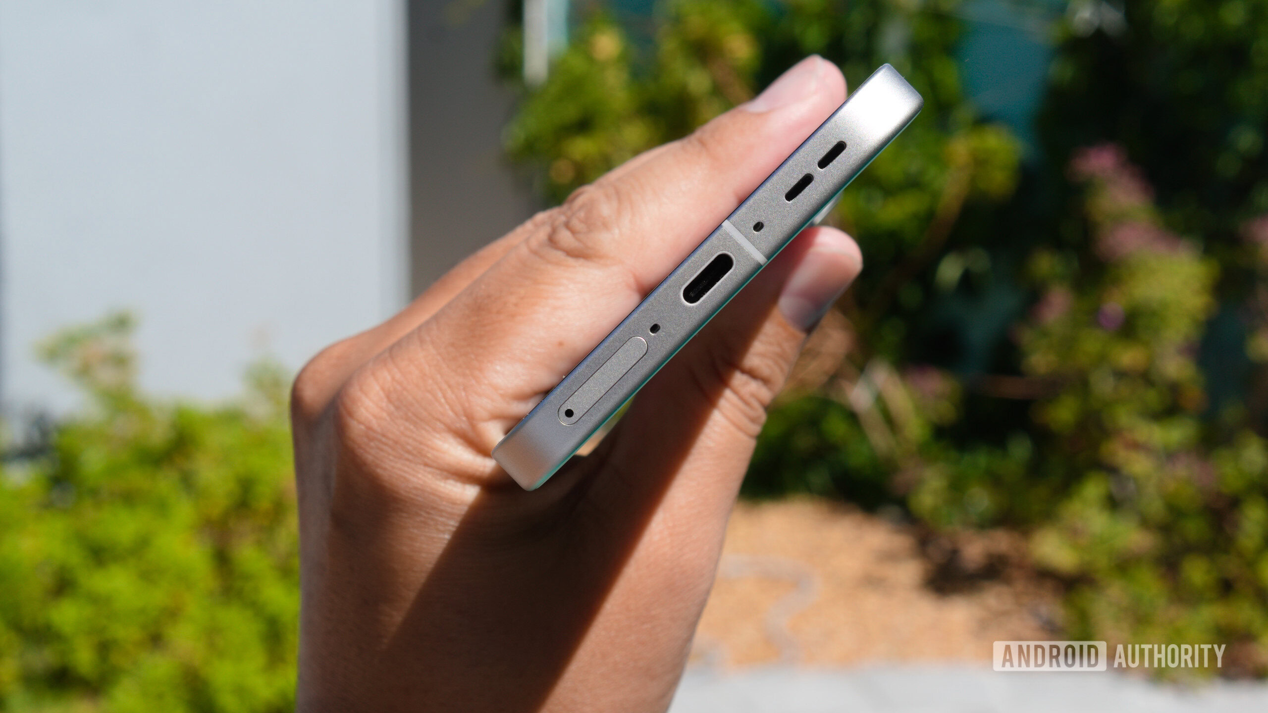 realme GT8 Pro em m&atilde;os mostrando a porta USB C