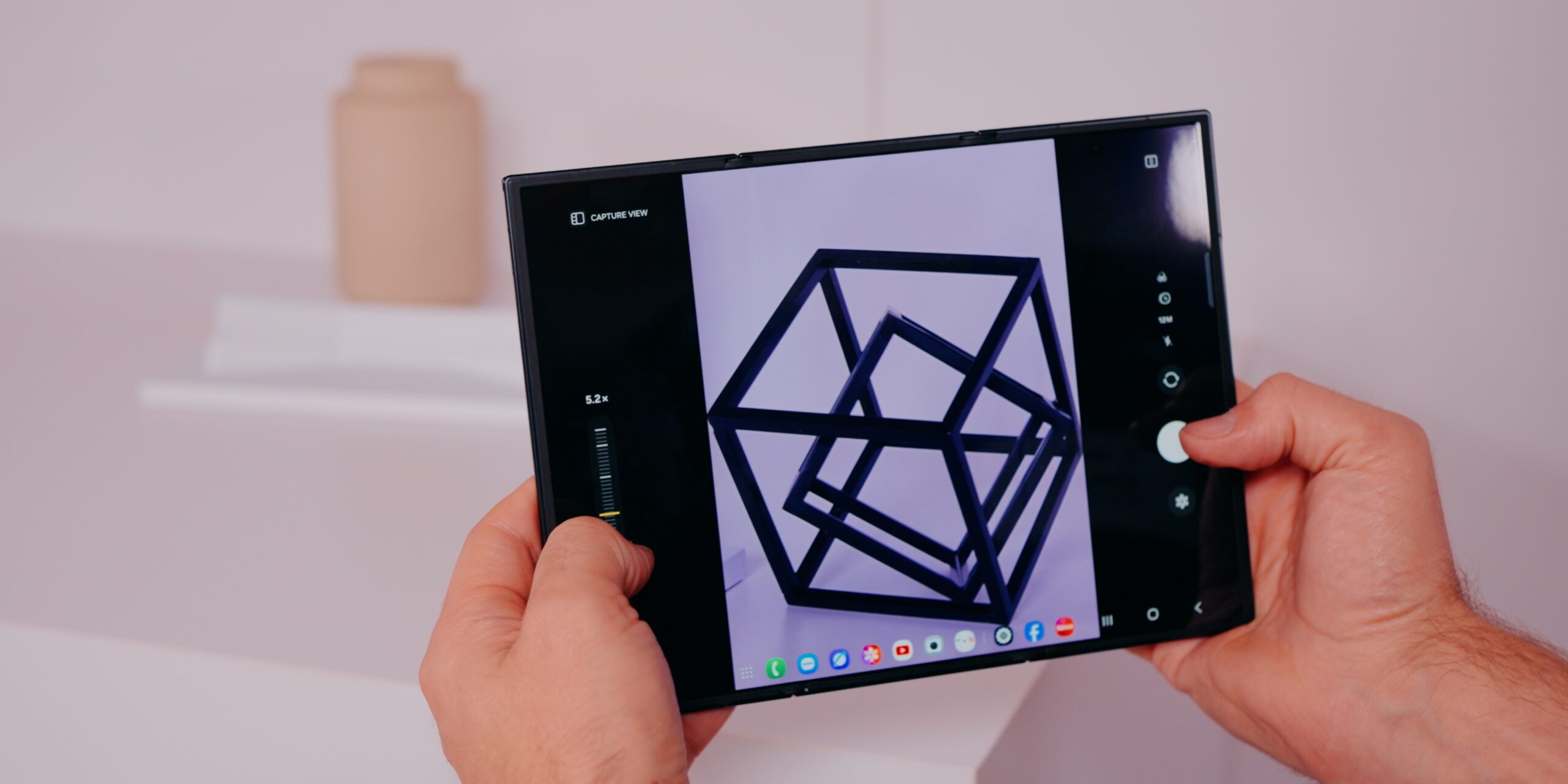 IU da c&acirc;mera tripla do Samsung Galaxy Z