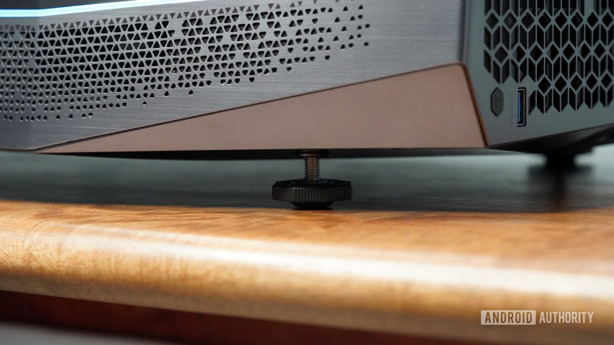 O AWOL Vision Aetherion Pro possui p&eacute;s ajust&aacute;veis ​​para ajuste fino da configura&ccedil;&atilde;o.