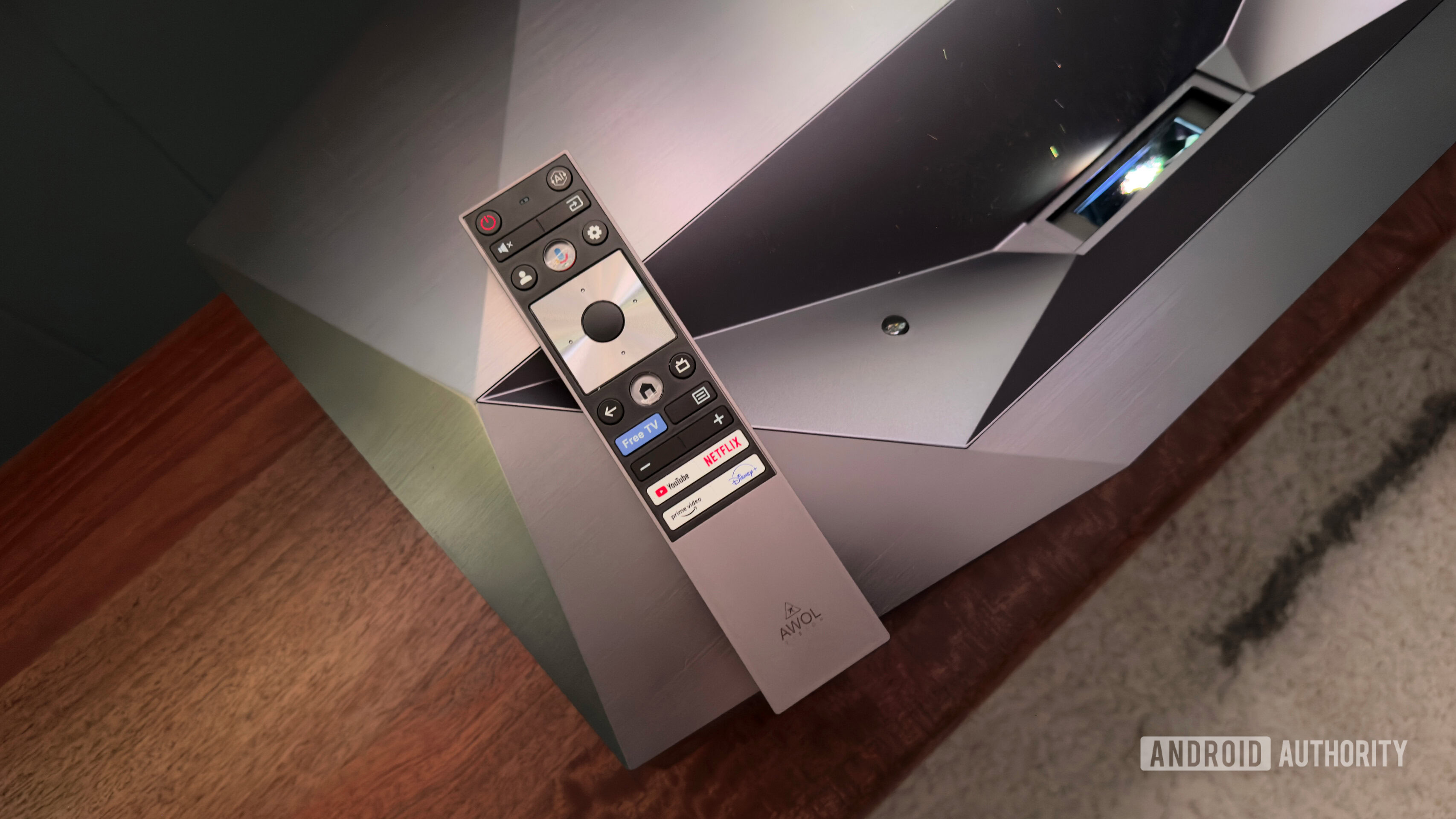 O AWOL Vision Aetherion Pro &eacute; fornecido com um controle remoto padr&atilde;o e compat&iacute;vel.