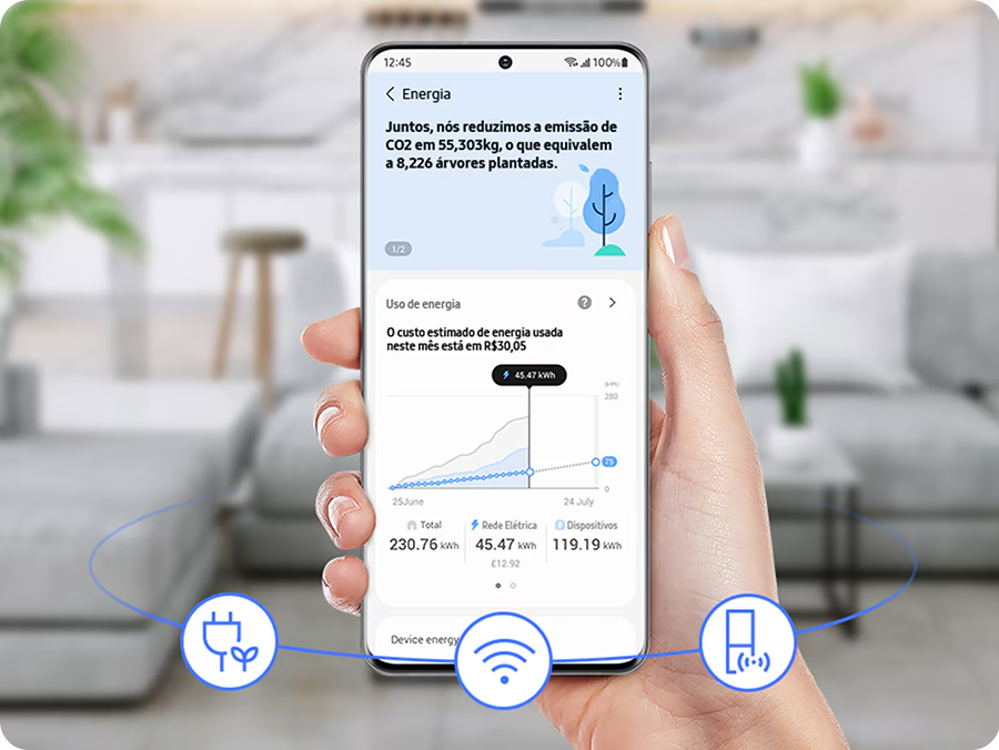 Uma mão segurando um celular para demonstrar que a Geladeira Samsung RB50 pode ser controlada por meio do app SmartThings.