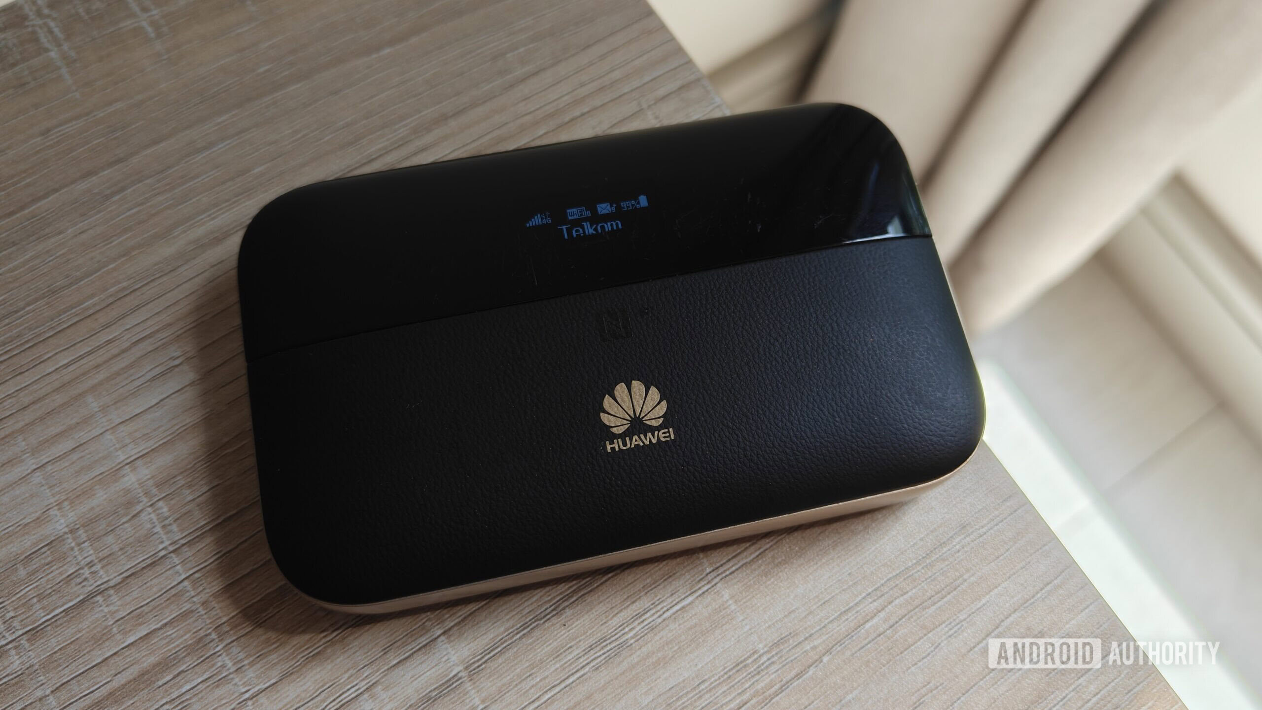 um roteador móvel em uma mesa um roteador móvel em uma mesa