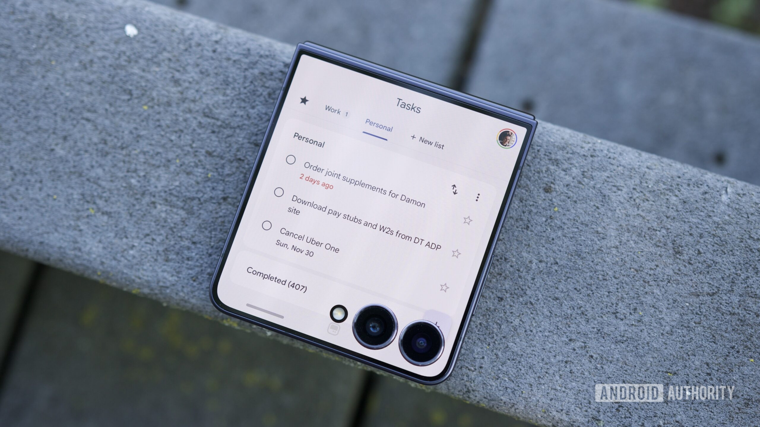 Aplicativo Google Tasks em execu&ccedil;&atilde;o na tela externa do Galaxy Z Flip 7.