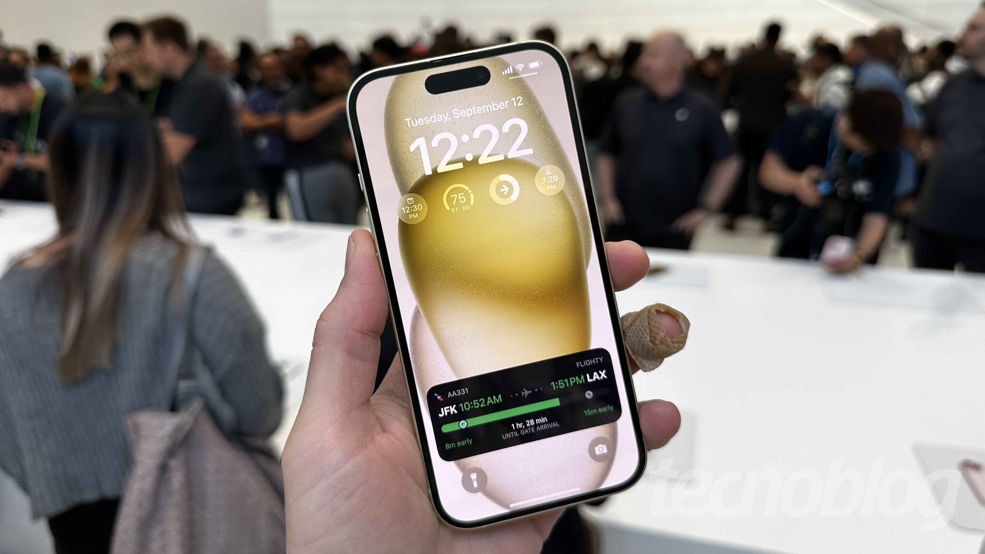 Mão segurando celular