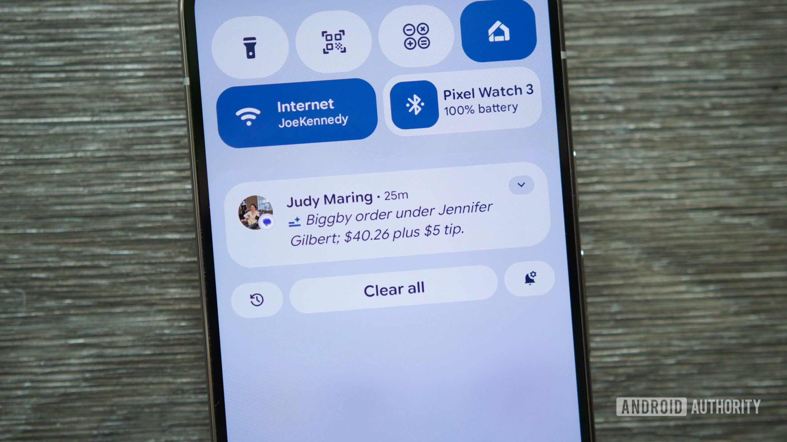pixel ai resumos de notificação herói 2 Resumos de notificação de IA em um smartphone Pixel.