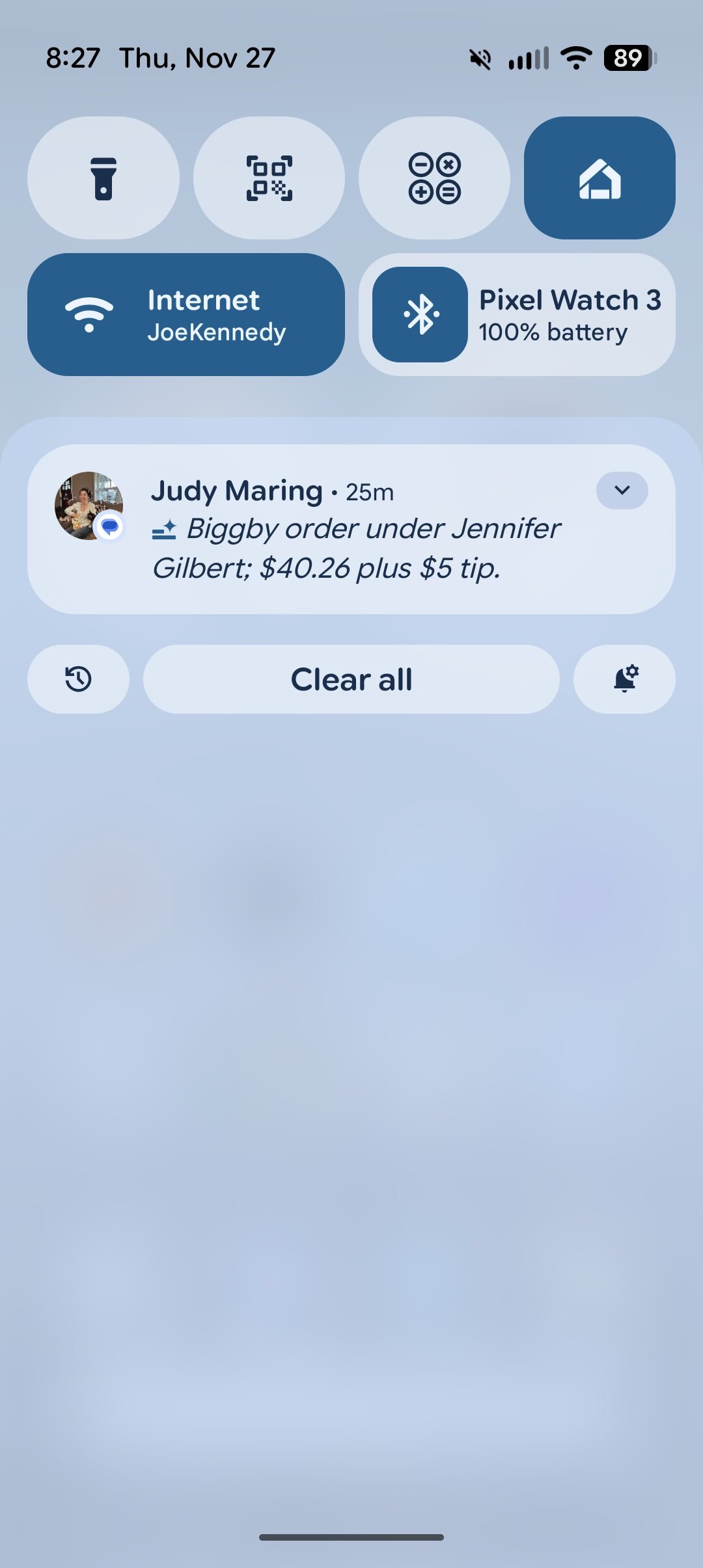 Captura de tela de uma mensagem de texto resumida usando resumos de notifica&ccedil;&atilde;o de IA.