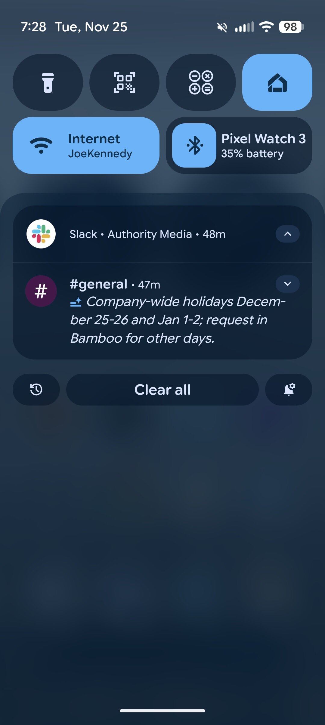 Uma longa mensagem do Slack que foi resumida usando Resumos de Notifica&ccedil;&atilde;o de IA.