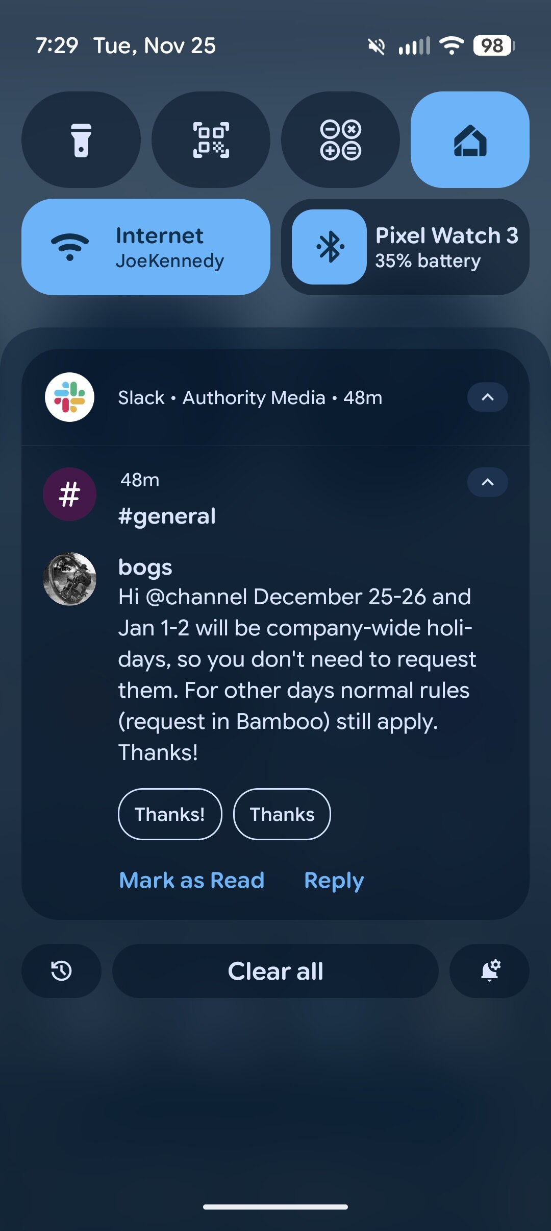 Notifica&ccedil;&atilde;o de uma mensagem longa do Slack em um smartphone Pixel.
