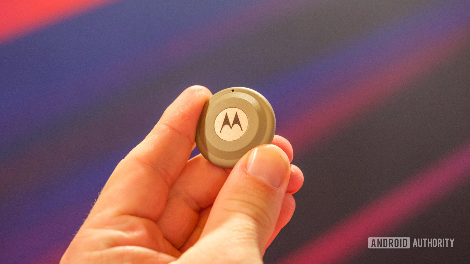 Motorola Moto Tag 2 de frente na m&atilde;o
