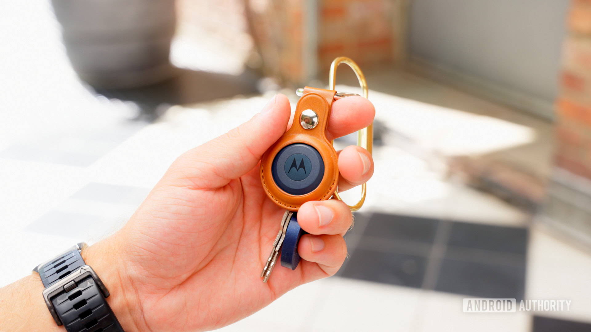 Motorola Moto Tag na m&atilde;o