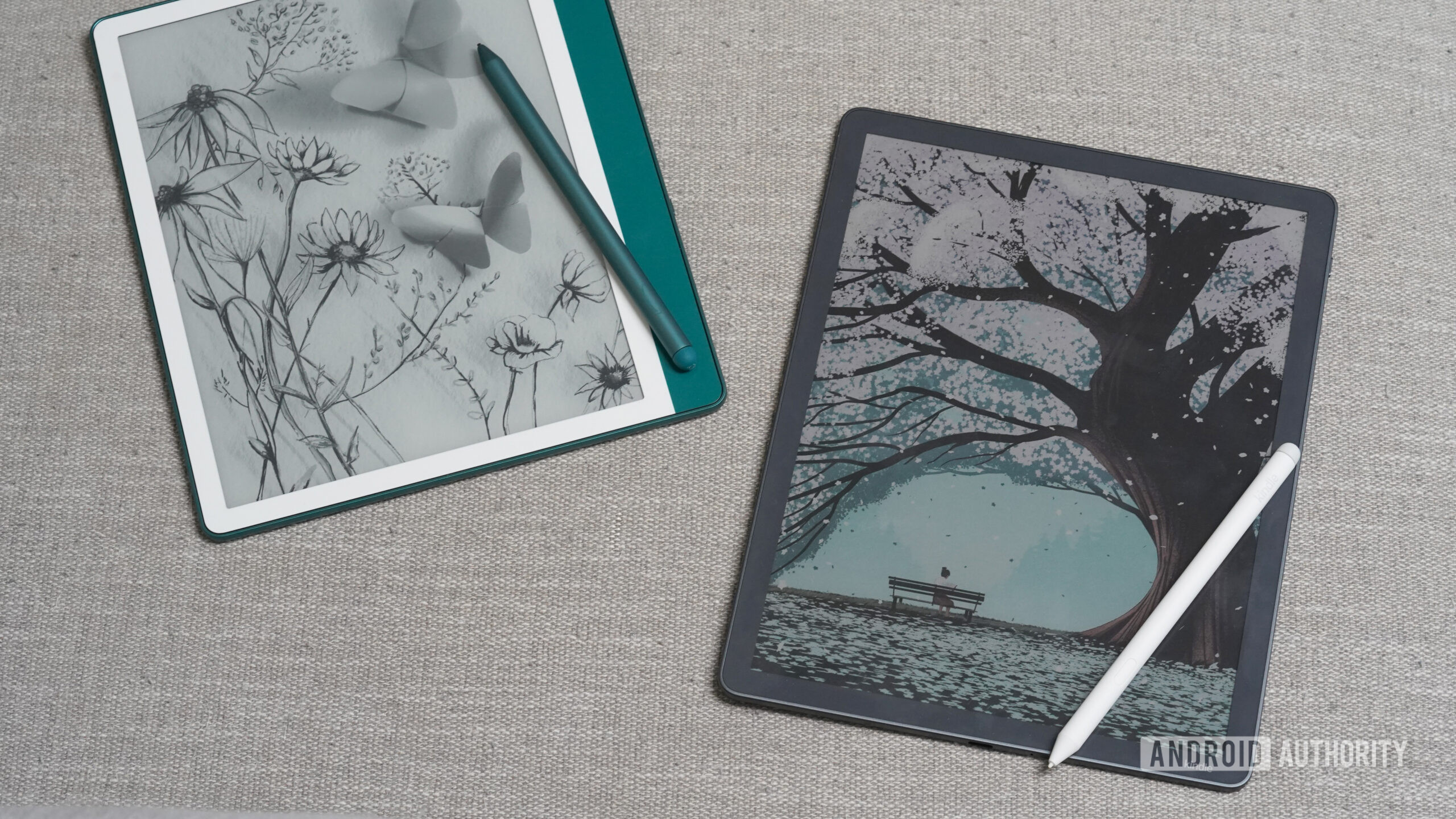 Um Kindle Scribe Colorsoft fica ao lado da gera&ccedil;&atilde;o anterior.