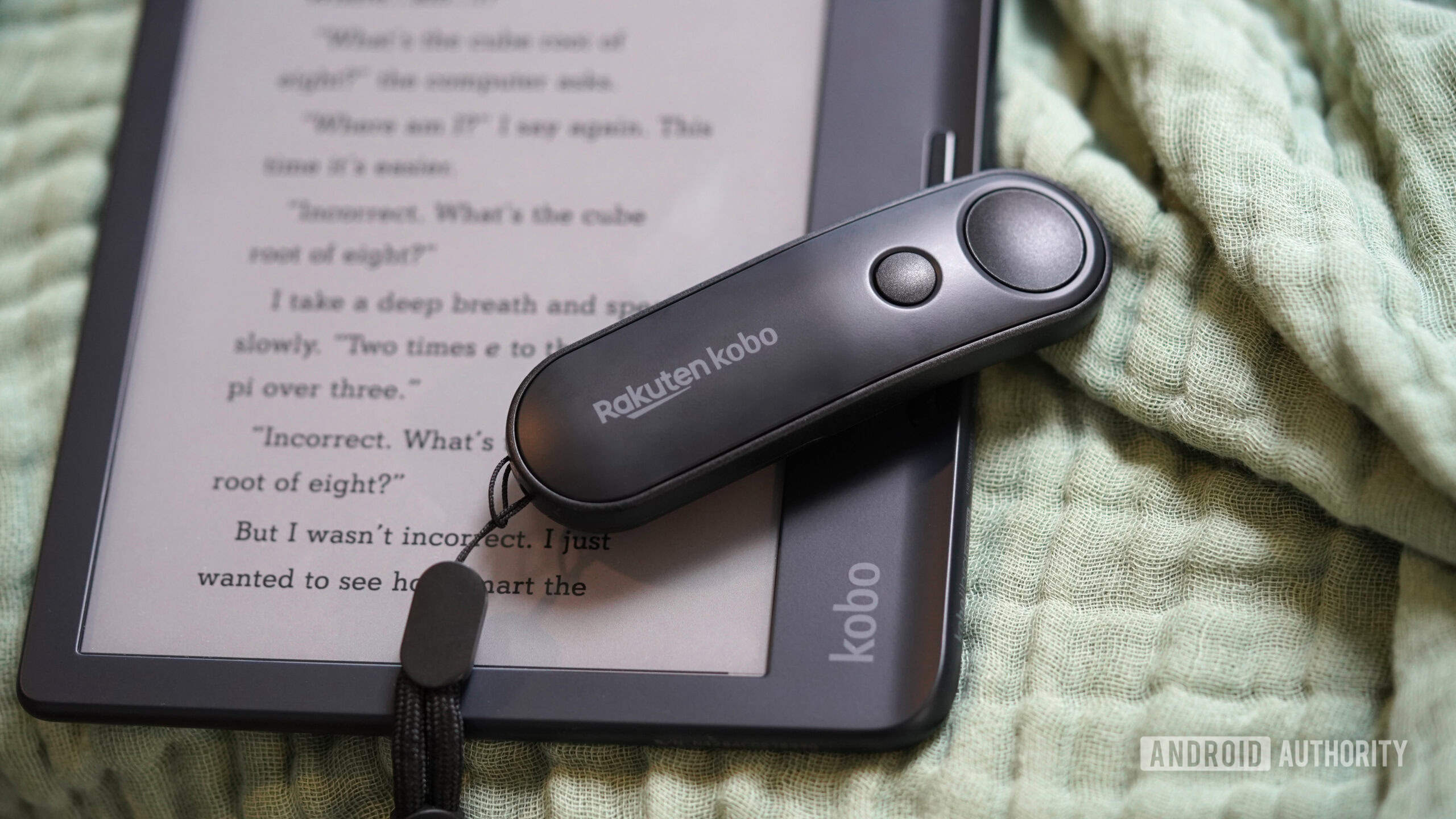 Um Kobo Remote fica em cima de um Kobo Libra Color.