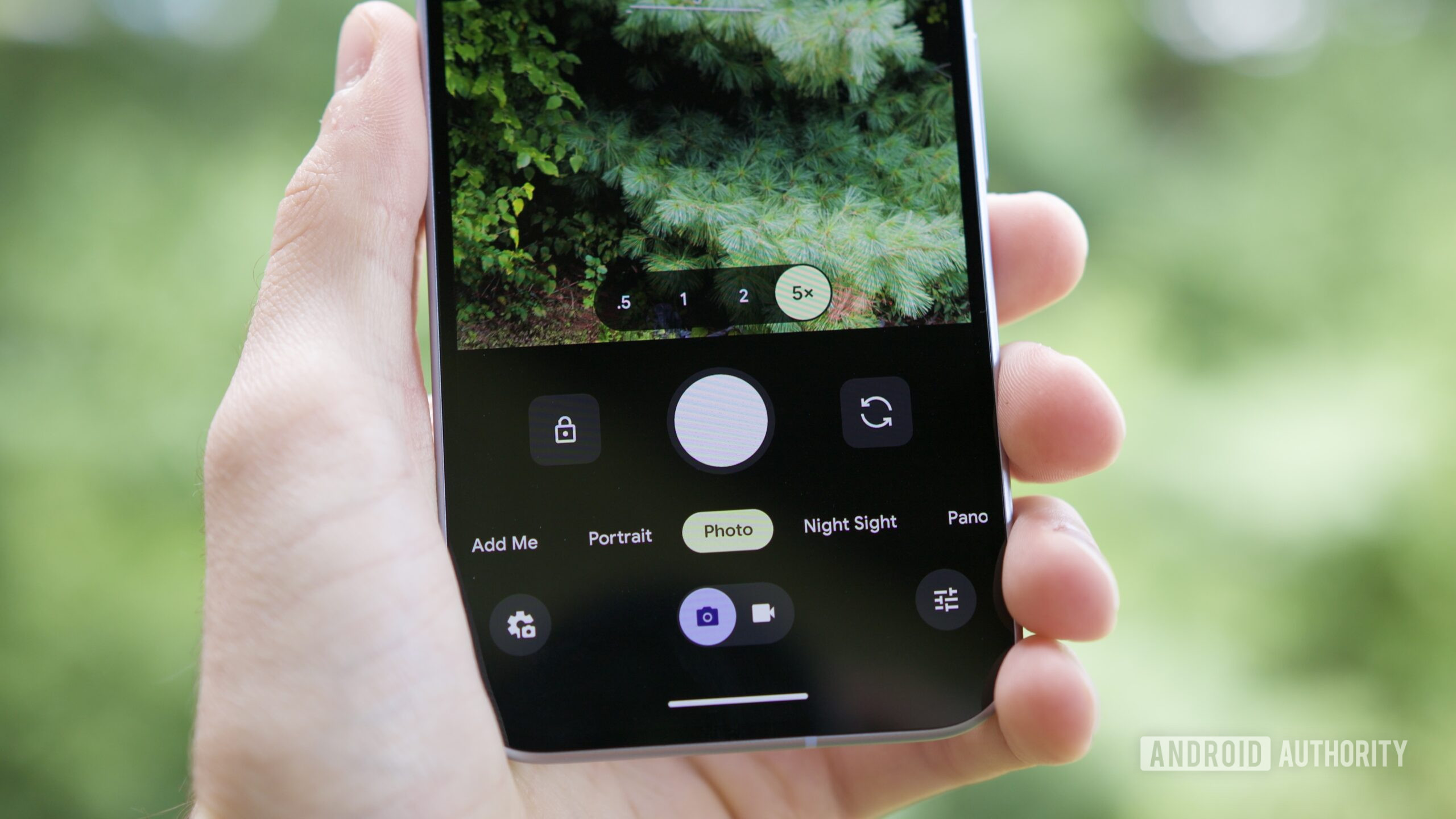 O aplicativo da c&acirc;mera em execu&ccedil;&atilde;o no Google Pixel 10, mostrando a predefini&ccedil;&atilde;o de zoom 5x.