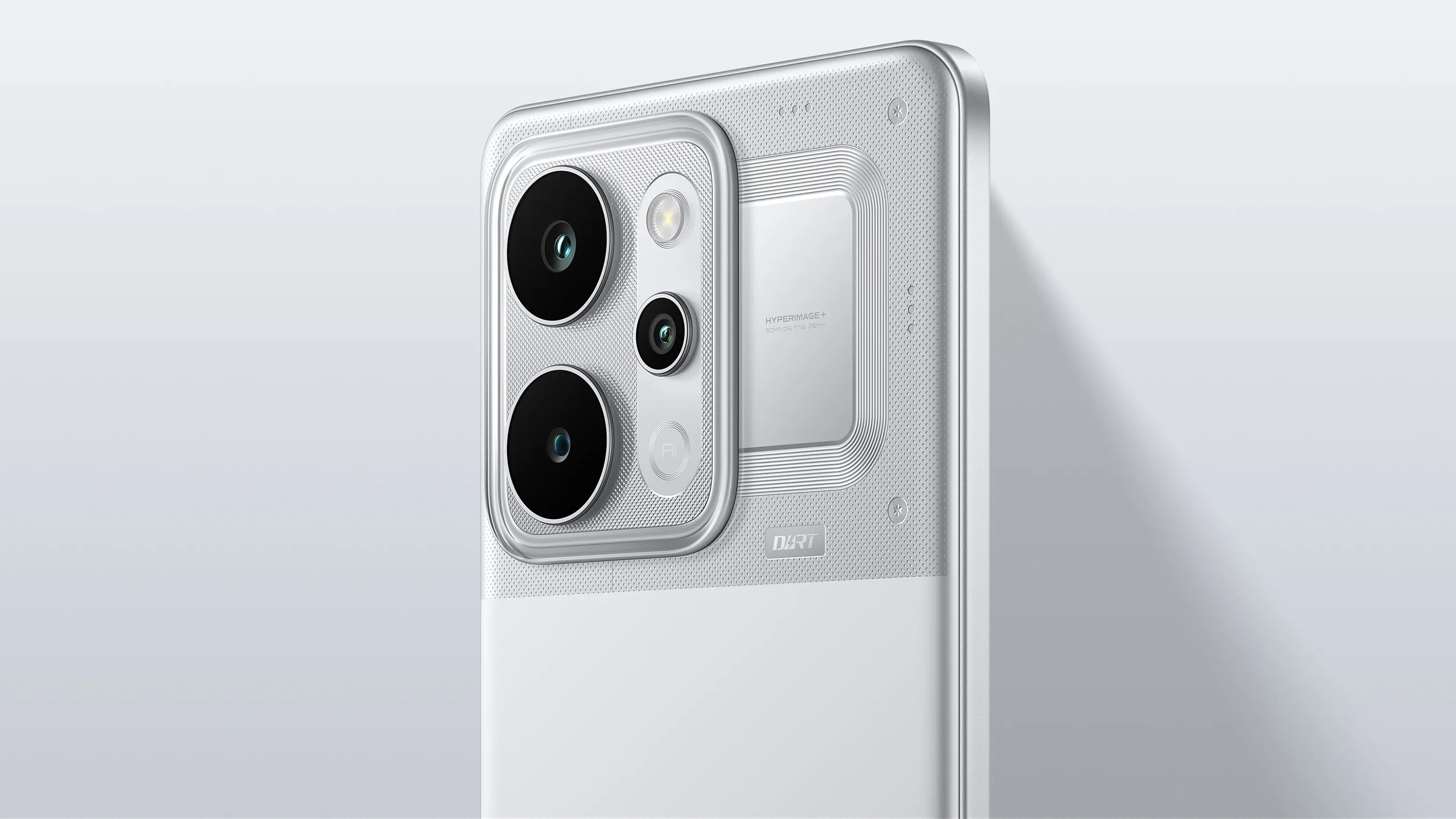 Imagem promocional mostra um smartphone branco em um fundo igualmente branco. O foco est&aacute; nas c&acirc;meras