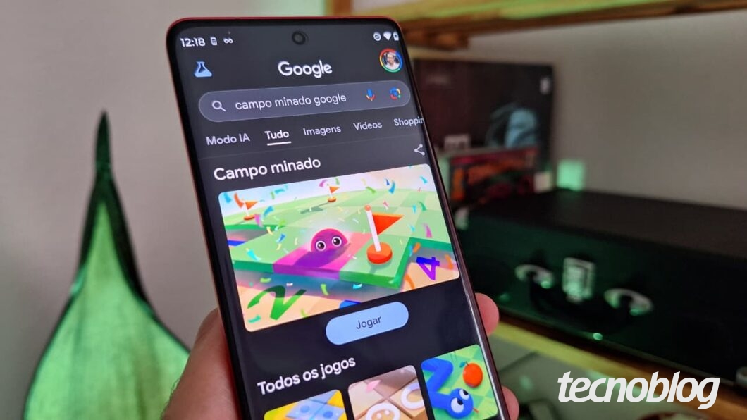 Imagem de um celular mostrando o jogo Campo Minado no Google