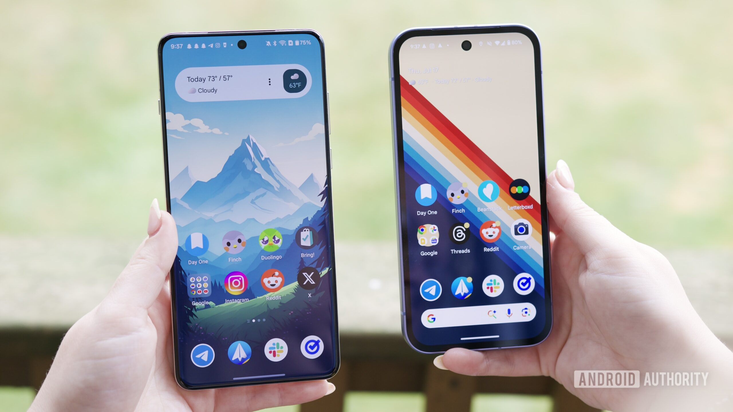 oneplus 13 google pixel 9a recurso 2 Alguém segurando um OnePlus 13 e um Google Pixel 9a um ao lado do outro.