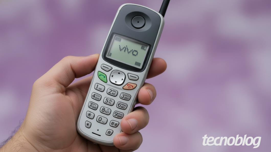 Pessoa segura um telefone celular antigo com antena e teclado físico num fundo desfocado em tons de lilás. A tela do aparelho exibe a palavra "vivo" em letras minúsculas. O telefone tem botões numéricos, teclas de função em verde e vermelho e um botão direcional central. A imagem foi criada por inteligência artificial.