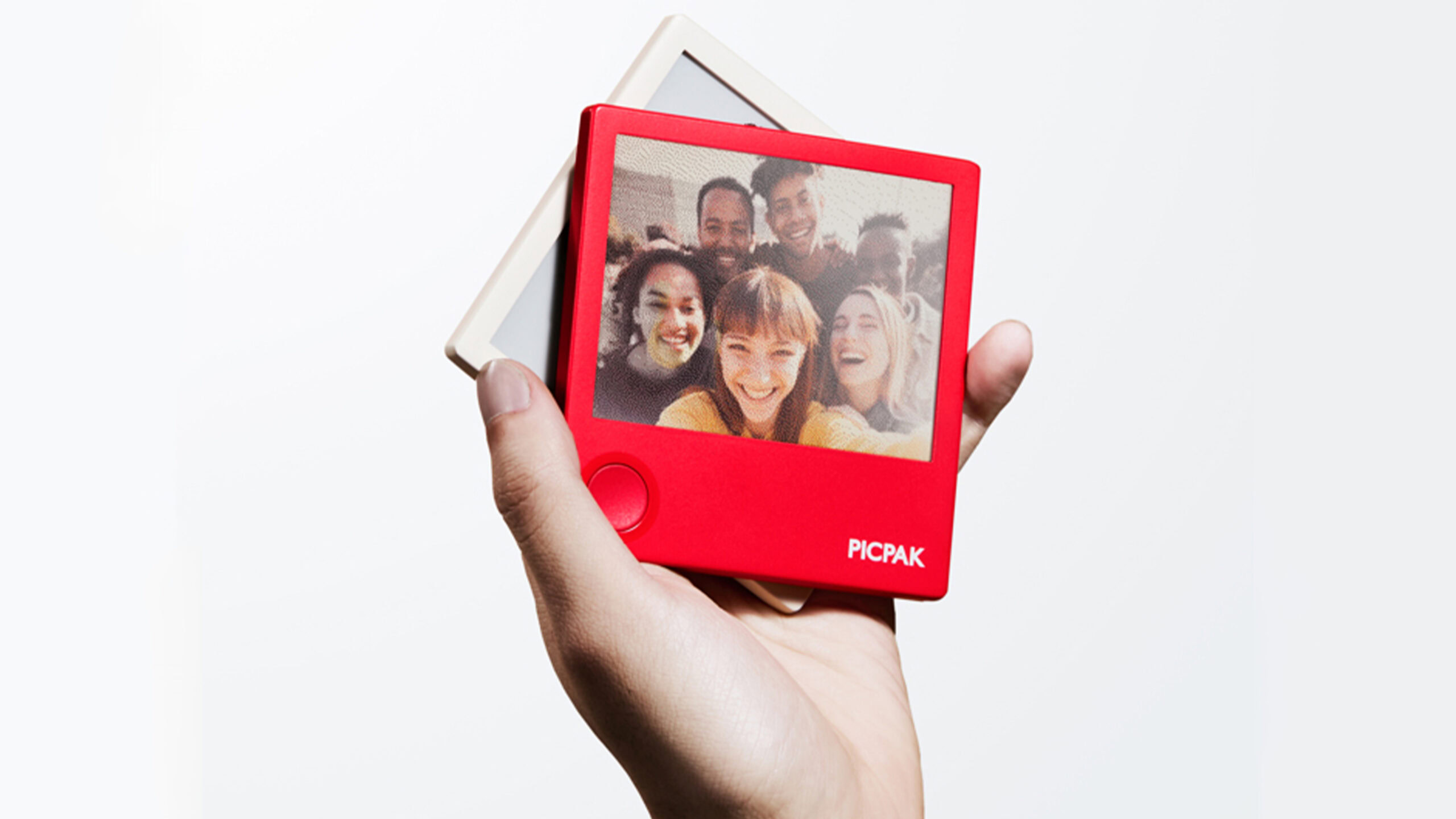 Um usu&aacute;rio segura uma moldura PicPak E Ink nas m&atilde;os.