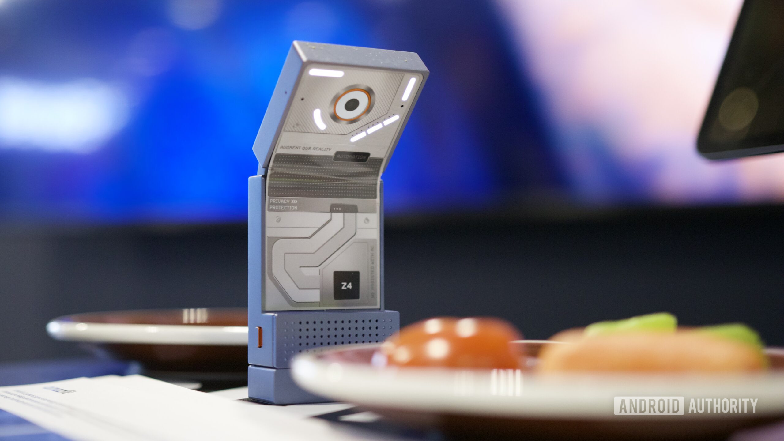 C&acirc;mera de comida Amazfit V1TAL na CES 2026 olhando para um prato de salgadinhos.