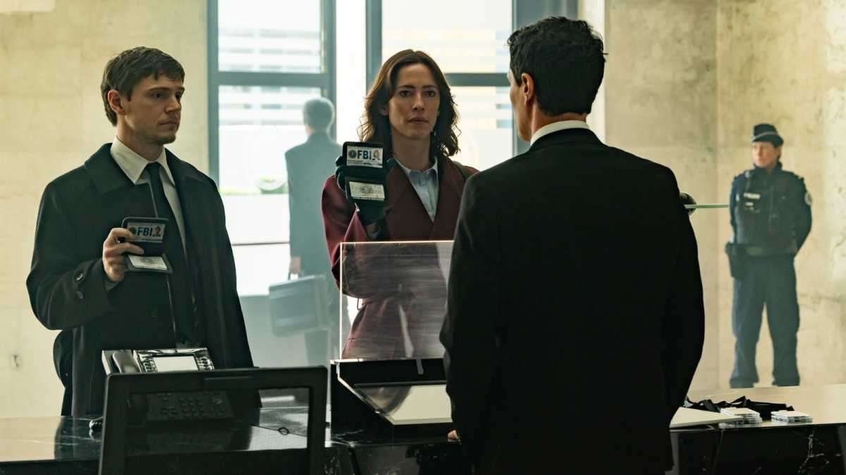 The Beauty - Evan Peters as Cooper Madsen, Rebecca Hall as Jordan Bennett. CR: Philippe Antonello/FX