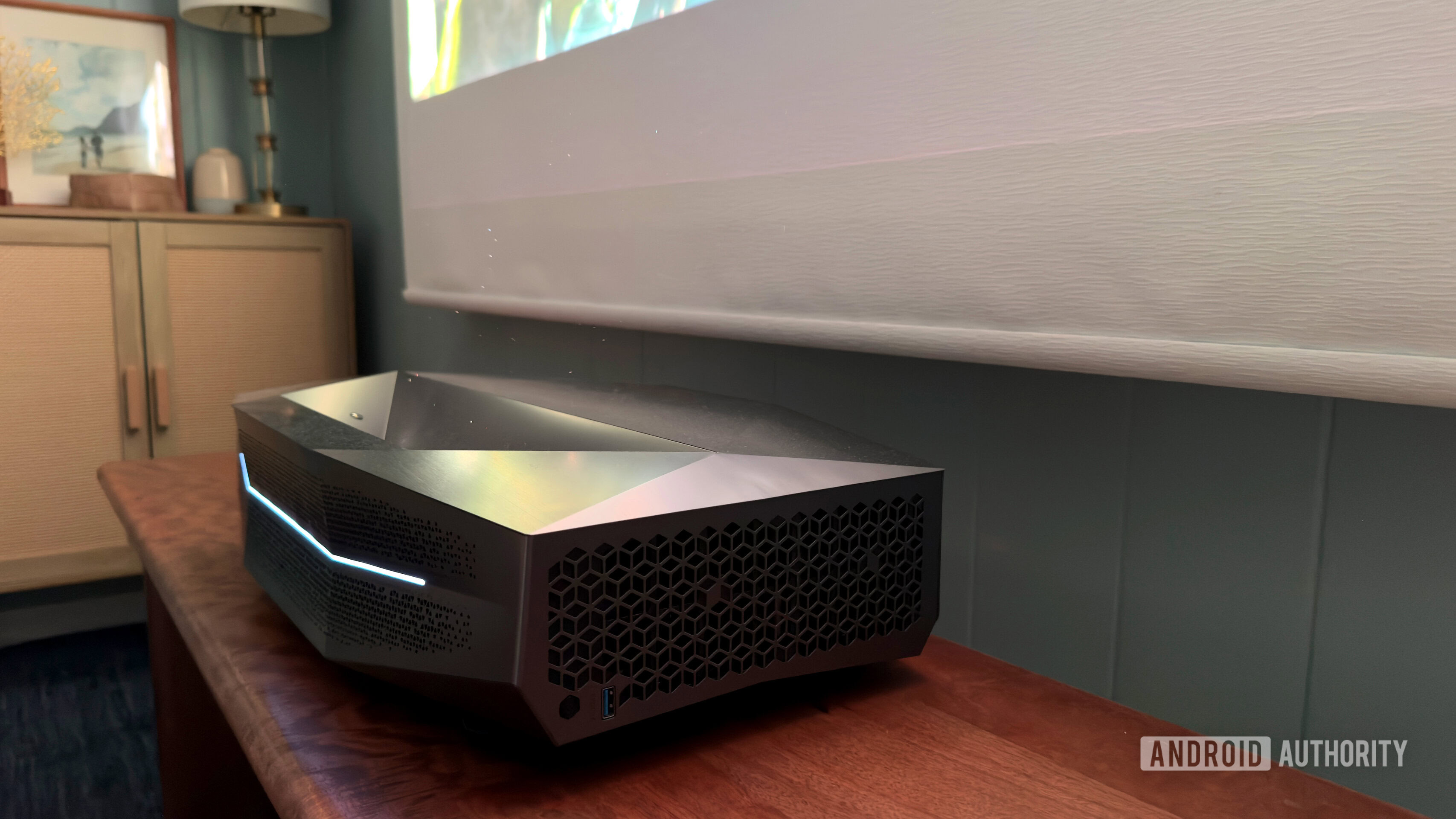 O AWOL Vision Aetherion Pro projeta uma imagem grande a poucos cent&iacute;metros de dist&acirc;ncia.