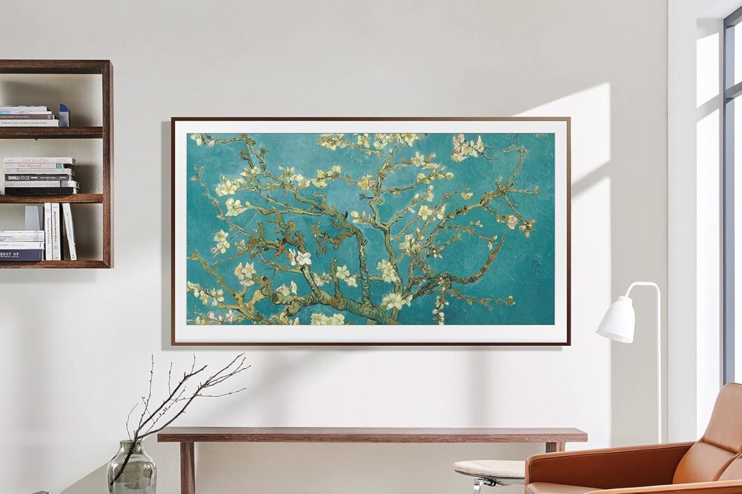 TV Samsung QLED LS03C de 32" presa na parede de cor branca e com uns m&oacute;veis ao redor