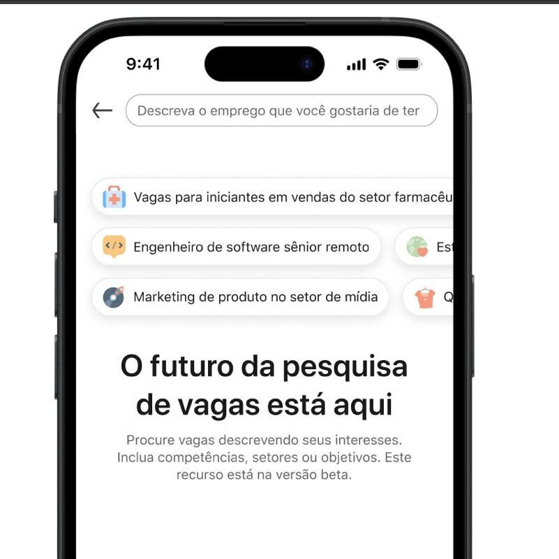 Foto de um smartphone exibindo a nova ferramenta de busca por IA do LinkedIn. No topo, uma barra de pesquisa diz: "Descreva o emprego que voc&ecirc; gostaria de ter". Abaixo, bot&otilde;es sugerem exemplos como "Vagas para iniciantes em vendas" e "Engenheiro de software s&ecirc;nior remoto". No centro, o texto principal afirma: "O futuro da pesquisa de vagas est&aacute; aqui", seguido pela explica&ccedil;&atilde;o de que o recurso permite buscar vagas descrevendo interesses e compet&ecirc;ncias. 