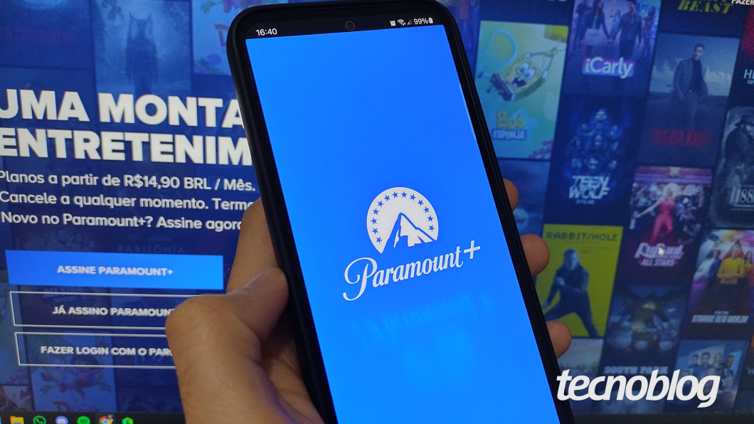 Imagem de um celular exibindo a tela de abertura do servi&ccedil;o de streaming Paramount+