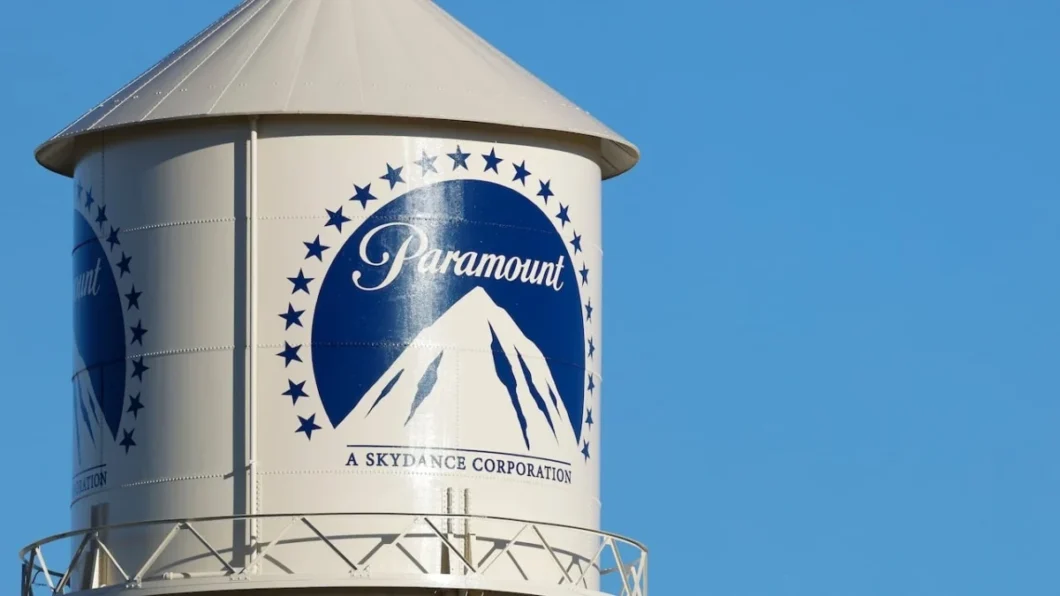 Foto da caixa d'agua com o logo da Paramount